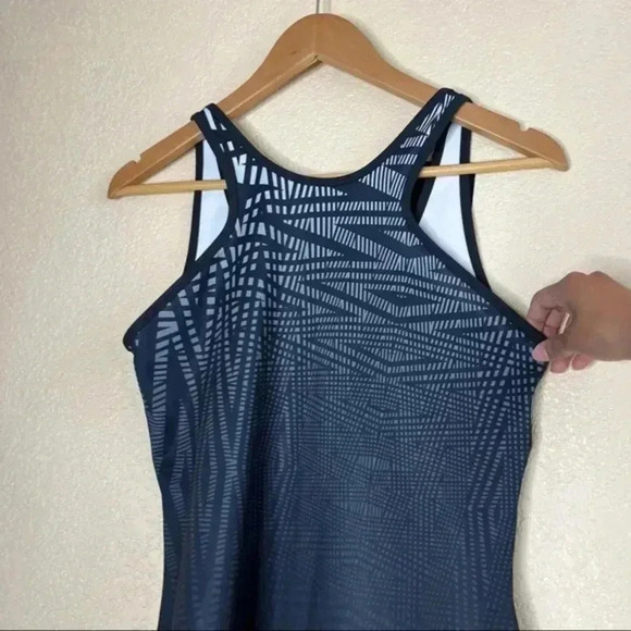 - Oakley tank top - Picture 2 of 6
